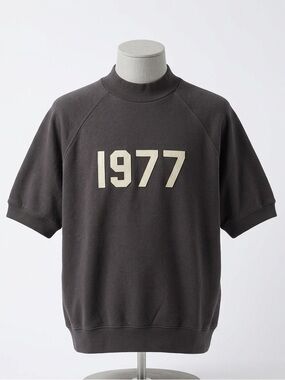 Essentials 1977 SS Raglan Crewneck Pullover Tee in Charcoal